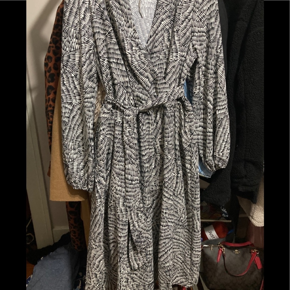 White and black stopped dress mid calf